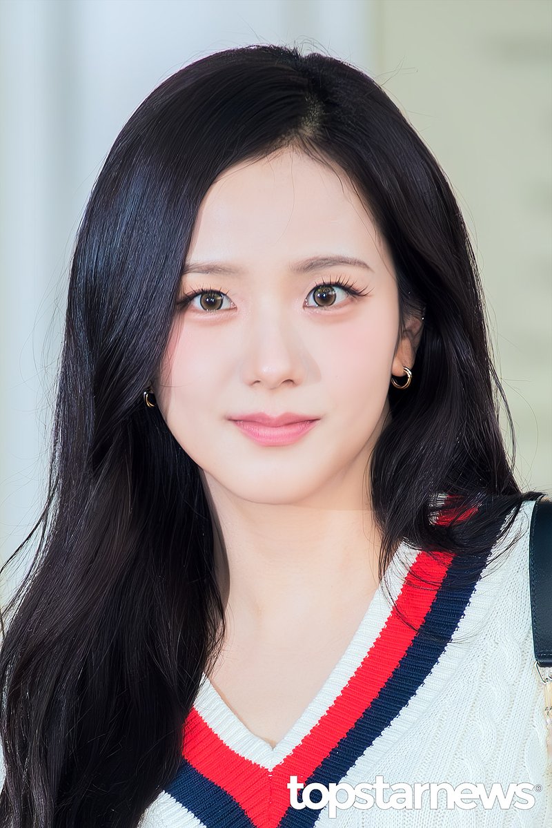 TSN_PHOTO's tweet photo. [HD포토] 블랙핑크 지수, ‘사람이 어떻게 인형이지?’ (인천공항 출국) #지수 #JISOO #블랙핑크 #BLACKPINK #인천공항 #출국 #입국 #프리뷰 https://t.co/AztjLriK6s <- Original Photo https://t.co/nzdfLYEvf3