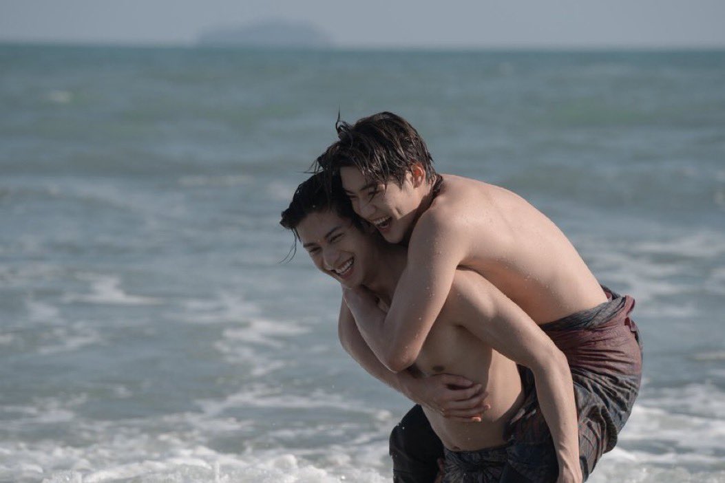 tnpusp's tweet photo. their smile is more beautiful than the beach behind it 🥹🤍

#augustleng 
#บุพเพสันนิวาส https://t.co/paafKVsPmp