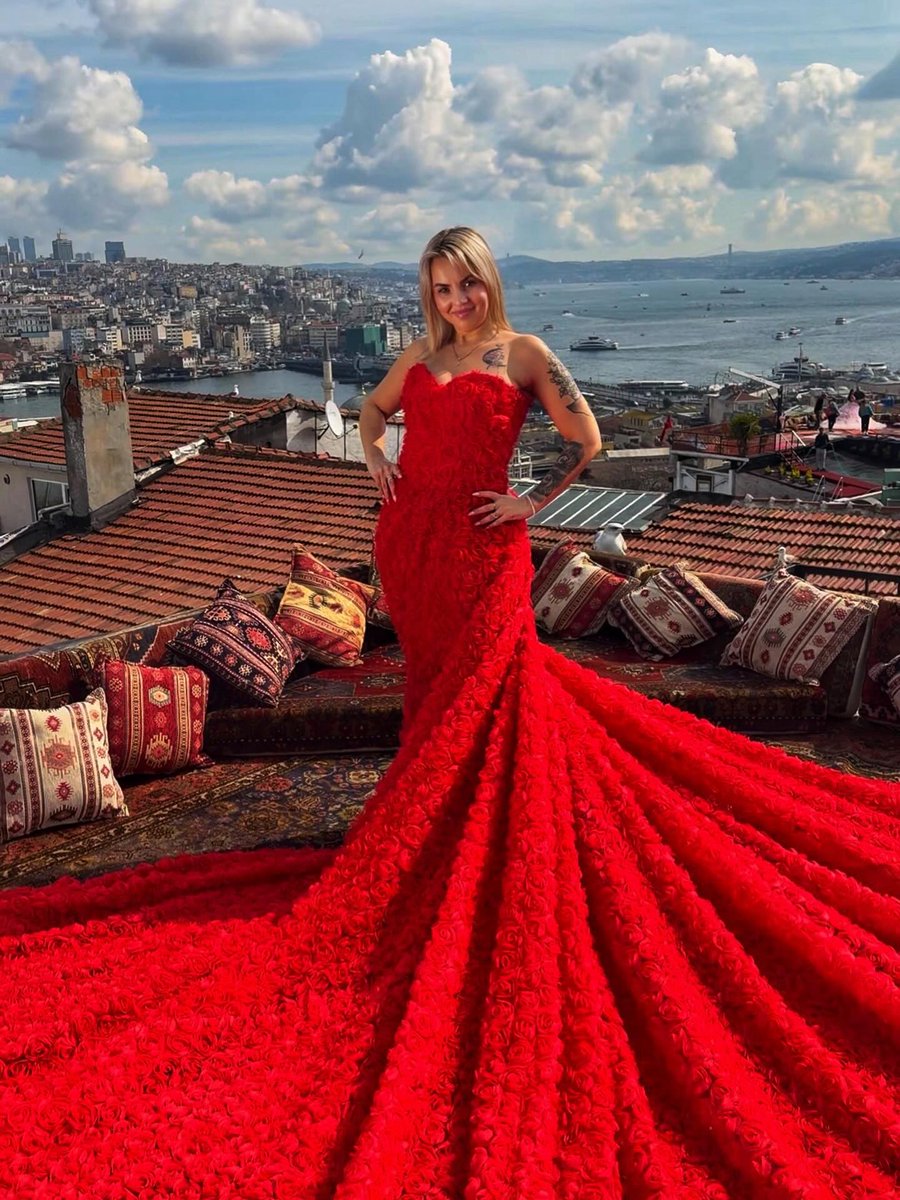purplesidewalks's tweet photo. Lady in Red https://t.co/U6OCoG0Ir2