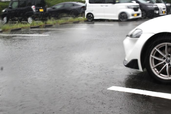 you_yokkaichi's tweet photo. 四日市で1時間77.0ミリの非常に激しい雨を観測、冠水した道路も、天白川や鹿化川流域にレベル4の避難指示
https://t.co/gXMpNFTK9d https://t.co/lVi2RNSPlH