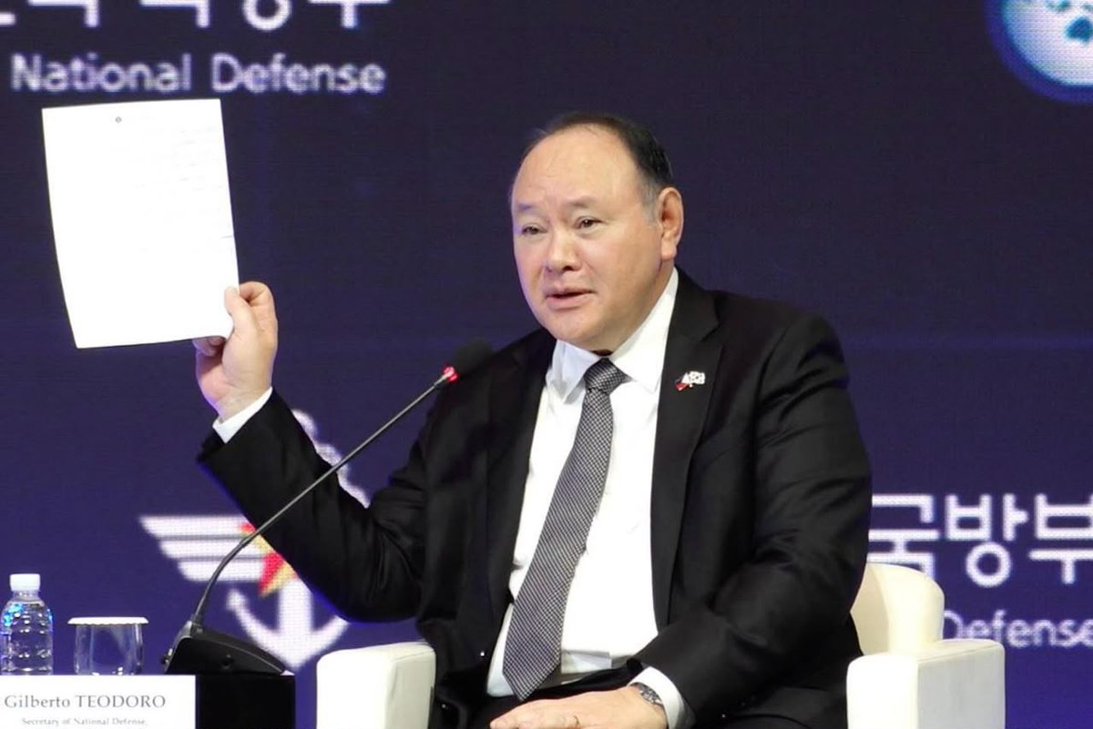 inquirerdotnet's tweet photo. 'MAGING DISENTE LANG KAYO NANG KONTI’

LOOK: Defense Secretary Gilberto Teodoro Jr. holds up a handwritten letter asserting China's position on the South China Sea, which was handed to him while answering questions at the Seoul Defense Dialogue 2026 plenary session.

After reading the note, Teodoro called the act disrespectful to the forum's organizers and described their actions in the region as "actual coercion, bullying and aggression." | 📷: Department of National Defense - Philippines/Facebook via Danna Engracia, https://t.co/E0yNJSWXKw trainee