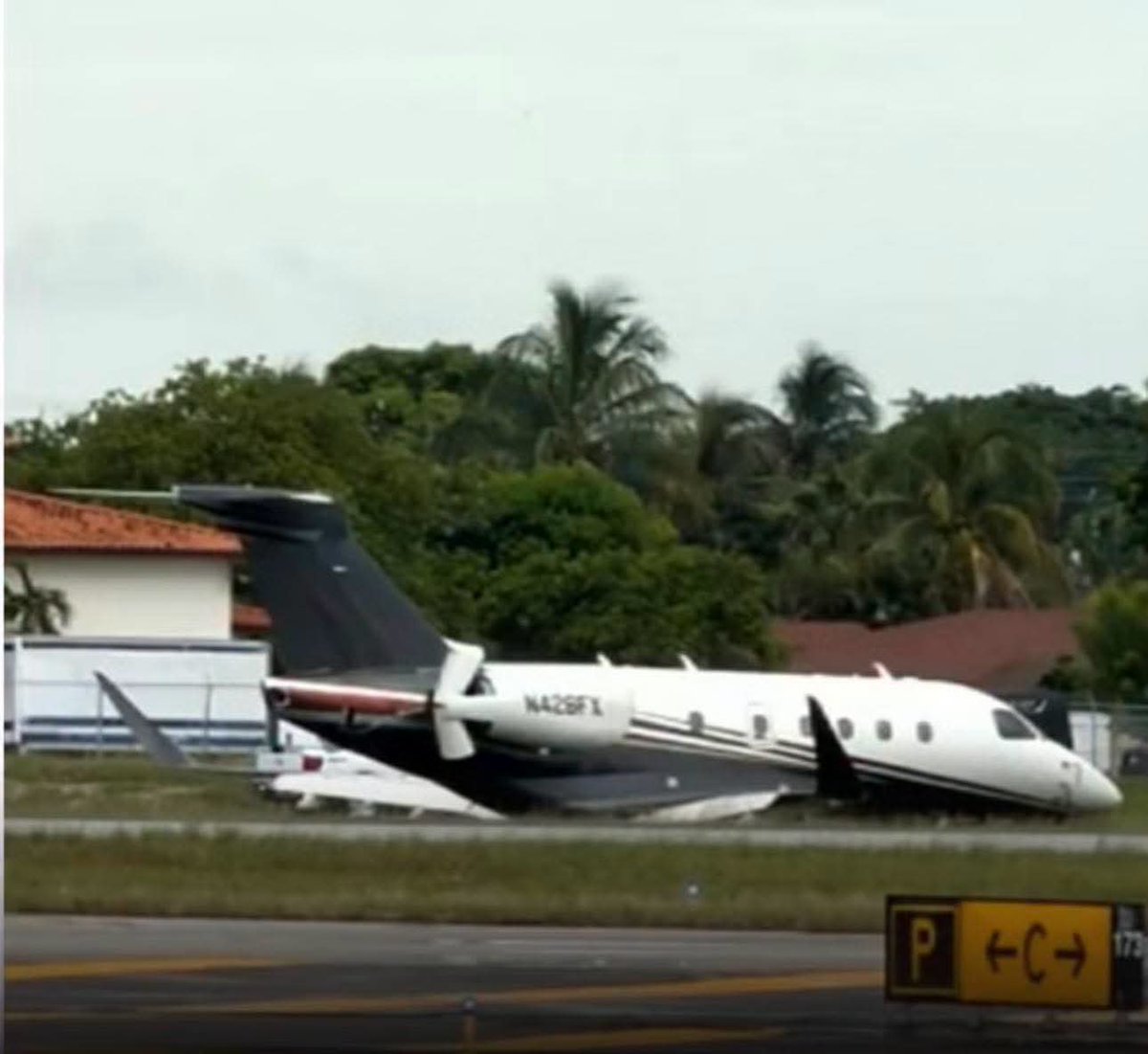 ivancp25's tweet photo. #AccidenteAéreo de #Embraer #Praetor500 de #Flexjet (N426FX), vuelo #LXJ42. Se salió de pista al tomar en Aeropuerto Ejecutivo #Miami Opa Locka (OPF) #Florida #EEUU 🇺🇲. Procedía desde Marsh Harbour (#Bahamas) y se salió de la pista 09L bajo intensa tormenta. Sin heridos. 04-09-26 https://t.co/Fp2WSwNDMn