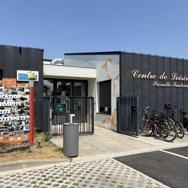 tvlofficiel's tweet photo. ⚖️ Dans les Landes, Alexandre F., un animateur périscolaire pédophile mis en examen pour quatre viols et trois agressions sexuelles sur des enfants de 3 à 4 ans, a été remis en liberté.

Il avait été mis en examen au début du mois de juillet, après sa garde à vue, puis écroué. Dès la fin du mois de juillet, il était libre. Depuis, son contrôle judiciaire a été allégé.

La chambre de l’instruction de Pau a notamment justifié sa remise en liberté par la nécessité de protéger le mis en cause, dont la sécurité pouvait être menacée en prison. Un placement à l’isolement ou un transfert dans une autre prison n’ont pas été envisagés.

Pourtant, le nombre de plaintes visant le pédophile a continué d’augmenter : 14 familles ont désormais saisi la justice.

Cette décision a provoqué une vive colère au sein des familles des victimes.