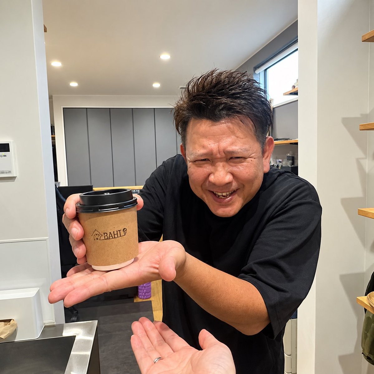 BahtToyota's tweet photo. 「疲れた〜」
「なんかあったかいの飲みたい〜☕️」

とスタッフが駄々をこねた結果、
ボスがコーヒーを淹れてくれました😂

一杯ずつ丁寧に淹れて、配達まで。

やさしいボスです☺️

ただし、カメラを向けるとこうなります。

なぜその顔🤣

今日もBAHTは平和です🏠☕️

#BAHT #いわき市工務店 https://t.co/ova88u13Rh