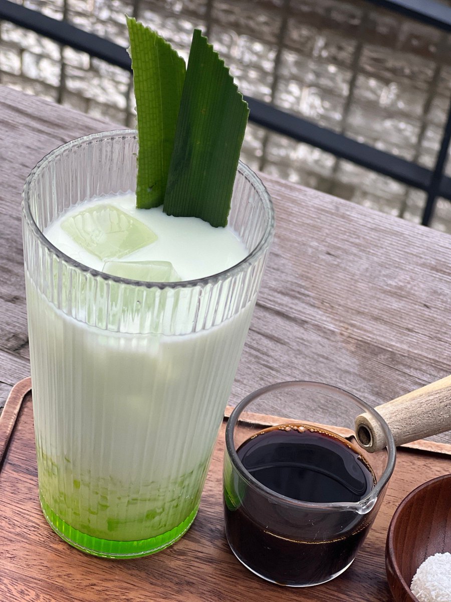 yyuujjjsujej's tweet photo. Craving a quick pick-me-up Whip up iced matcha latte in 2 mins! Mix 1 tsp matcha powder, 1 cup oat milk, 1 tsp honey, shake over ice. Smooth, earthy u0026 perfect for busy mornings https://t.co/r8EQSLl6oW