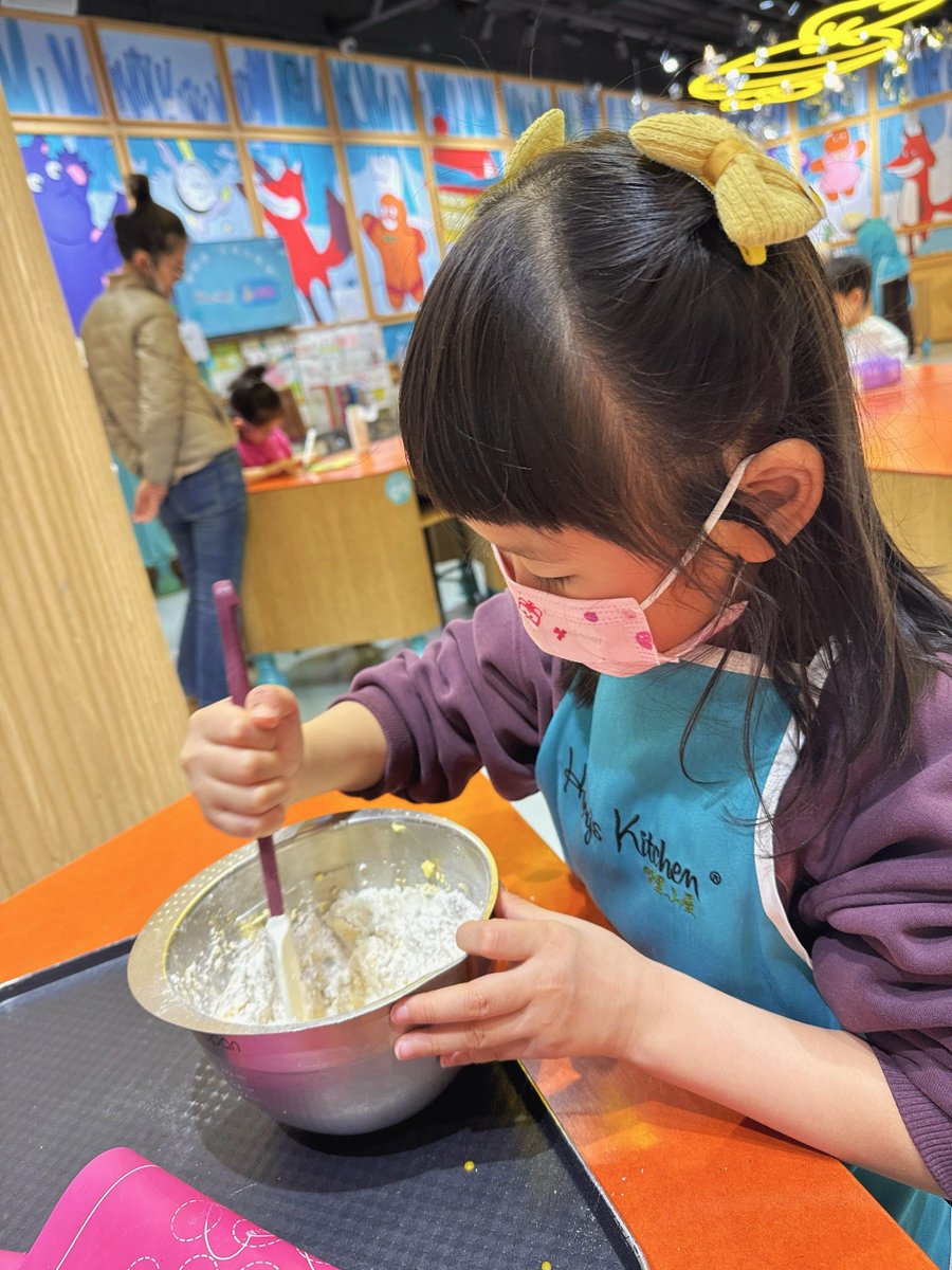 arzu3504's tweet photo. Just finished baking chocolate chip cookies with my little one—flour everywhere, but grins all around. Best kind of Sunday snack.， https://t.co/0vRugX5YdY