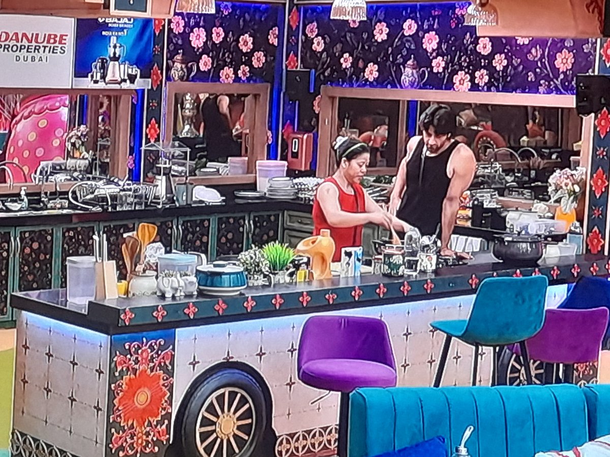 tani_partner11's tweet photo. Mary Kom and Rohed. 
He is a gentleman 🙂

#MaryKom #RohedKhan 
#BiggBoss20 https://t.co/Rb6yWMQyXq