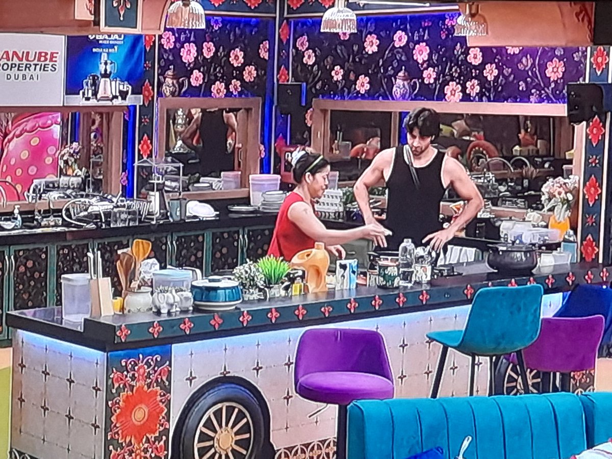 tani_partner11's tweet photo. Mary Kom and Rohed. 
He is a gentleman 🙂

#MaryKom #RohedKhan 
#BiggBoss20 https://t.co/Rb6yWMQyXq