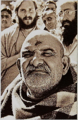 AnadyaOm's tweet photo. Unlike Steve Jobs and Mark Zuckerberg who visited Kainchi Dham well after Neem Karoli Baba had attained Mahasamadhi, looking for a spark to fuel their tech empires. Larry Brilliant's experience was different, rooted in total surrender to a living Guru. He lived with Maharaj ji and gave up the peace of the ashram to take a grueling UN job, simply because his Guru told him to. 

Maharaj ji had prophesied that smallpox would be eradicated as "God's gift to mankind" and Brilliant's absolute faith in that vision is what sustained him through countless rejections and the monumental logistical hurdles of tracking down the disease across India. 

Brilliant's story is a testament to what a devoted disciple can achieve when surrendered completely to their Guru's directive. 

Sita Ram 🙏