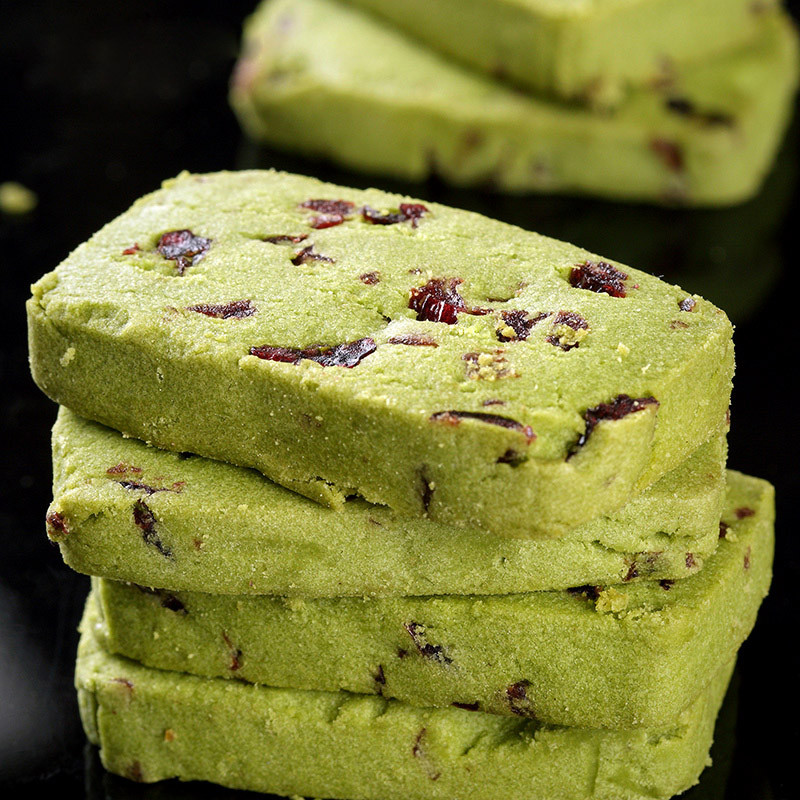 AracelyGrandon's tweet photo. Just shared a pack of crispy matcha cookies with my desk mate  Best snack break pick-me-up ever!， https://t.co/q4VGl3neyB