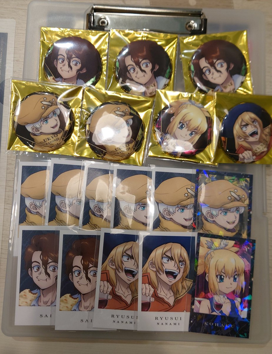 izayoi_2nd's tweet photo. 交換　譲渡
Dr.STONE AMO CAFE アモカフェ　なんば
缶バッジ　ビジュアルカード

譲）龍水、SAI、羽京、コハク、
求）缶バッジ　ゼノ、（スタンリー）
ビジュアルカード　スタンリー

ビジュアルカードはまとめて交換の場合
ノーマル⇔レア可能

交換優先ですがまとめての場合は定価譲渡も可能
→ https://t.co/BhwCe6kUTY