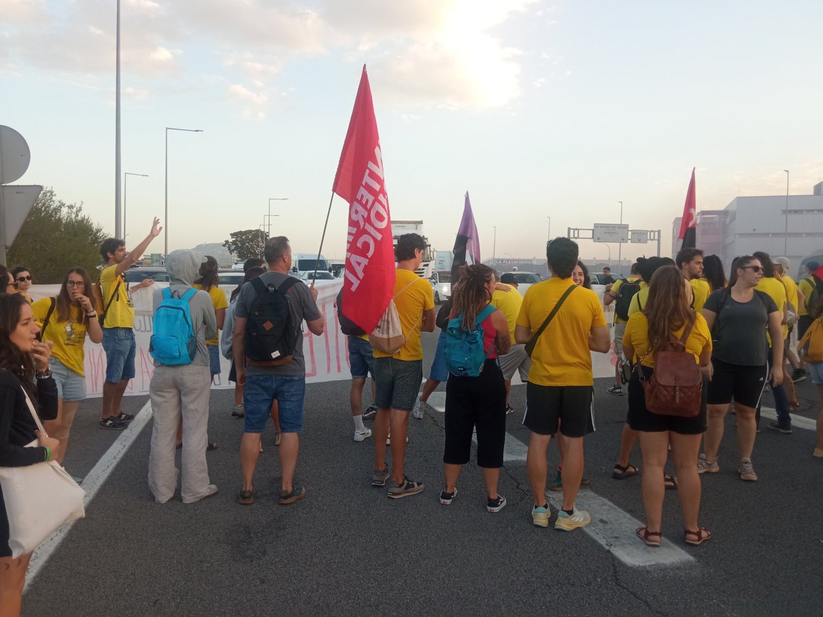InterEducacio's tweet photo. 🚧 La Intersindical participem en el tall que el personal educatiu del Vallès Occidental fa aquest matí a la C-58 a l'alçada de Sant Quirze per reivindicar una escola pública, ben finançada i en català.

#8SVaga https://t.co/VPBwlmVLce