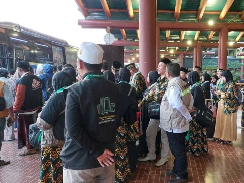 nu_online's tweet photo. Kemenhaj pantau gangguan Bandara Soetta akibat abu vulkanik Anak Krakatau. Koordinasi dilakukan untuk pastikan keselamatan perlindungan jamaah umrah. https://t.co/MX7nD8Wrel https://t.co/OhAm3QPFfi