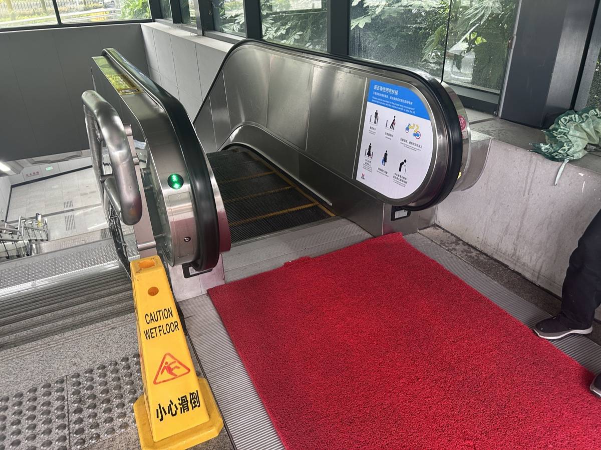 Lloydb65's tweet photo. A stranger in the rainy subway shared their extra phone charger with me when mine died mid-way to work. Small acts like this make the whole day warm.， https://t.co/jWcX4IlPKG