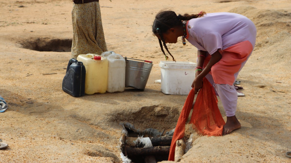 NRC_EAY's tweet photo. Over 25,000 refugees in #RenkCounty, #SouthSudan are digging wells by hand, most of which run dry or get salty within months.

"Five to six households depend on a single source that barely fills a barrel." - Essiah.

Water is their most urgent need. https://t.co/yTsOqcRZYN
