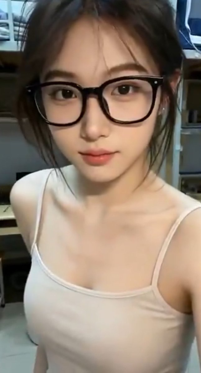 michelle65ak0's tweet photo. 新人刚玩x 开学典礼

想发点照片  有人锐评女大福照吗

直接给不墨迹  发完我要删了…...无🚪 https://t.co/9pU5pxISSM