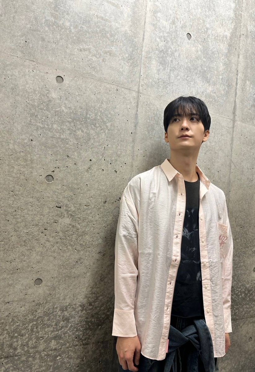 SirVanity's tweet photo. [Vanity Store]

#SirVanity Live Tour 2026 “NO BORDER”
グッズ通販中🐟
https://t.co/F88A6nJnoW

シアーシャツこんな感じです2
(Lサイズ)

#SirVanity_NOBORDER https://t.co/NNQ7f88145
