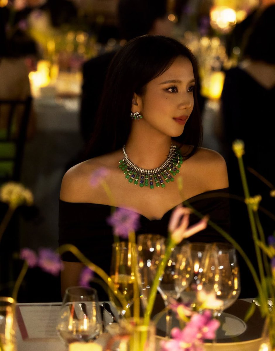 PopEmpirex's tweet photo. JISOO serves Mother looks for Cartier https://t.co/rqJcyW8Xuv