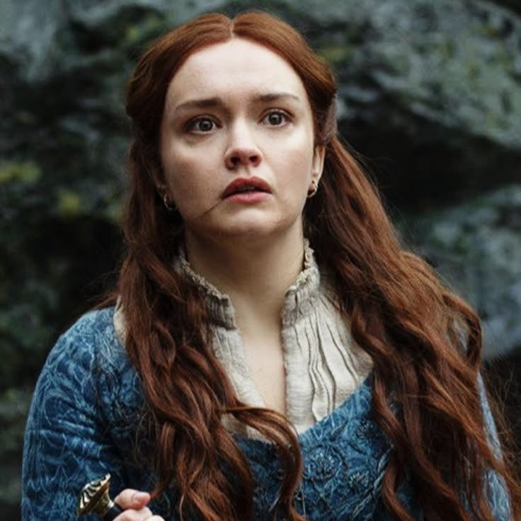 vampnyra's tweet photo. book catelyn tully stark vibes coming from olivia cooke here she was channeling catelyn here with the hair the dress and the dagger https://t.co/p6yCuh4743