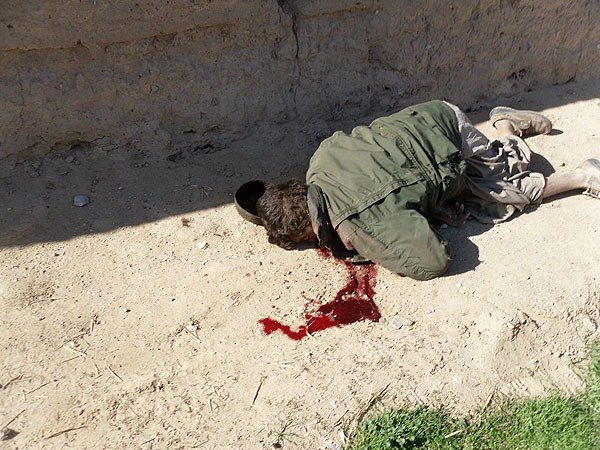 AF_Archive13's tweet photo. د وژنې ډله/Kill Team، د پټ وحشت تر شا بل وحشت!!

پوره ۱۶ کاله، ۷ میاشتې او ۲۴ ورځې وړاندې!
2/2

میوند هغه سهار هم د نورو سهارونو په څېر راویښ شوی و، خو د دې خاورې سهارونه نور د عادي سهارونو په څېر نه وو، د وچو غرونو پر لمنو لا د شپې وروستۍ تیاره پرته وه او د خټو له کورونو څخه د ژوند کمزوري غږونه ورو ورو راوتل. په یوه کور کې به ماشوم د خپلې مور تر څنګ له خوبه پاڅېد، په بل کې به پلار د ورځې د کار په فکر کې و او په بل کور کې به د یوه ستړي بزګر لاسونه د یوې بلې درنې ورځې لپاره چمتو کېدل.

 د جګړې اوږدو کلونو د میوند د خلکو ژوند داسې بدل کړی و چې د مرګ غږونه د ژوند له ورځني شور سره ګډ شوي وو. د ډزو انګازې، د الوتکو شور، د چاودنو غږونه او د بې وسه خلکو د ویرې کیسې نورې نوې نه وې، خلک له جګړې سره نه وو عادت شوي، بلکې له ناچارۍ یې د جګړې تر سیوري لاندې ژوند کول زده کړي وو.

د ورځې په تېرېدو سره په سیمه کې د امریکایي اشغالګرو حضور هم پراخېده او د میوند خلک د هغې جګړې درنه بیه ورکوله چې دوی یې نه غوښتله، د کلي پر سر به الوتکې ګرځېدې، د شپې به چاپې کېدې او د ورځې به د پوځي موټرو کاروانونه د خلکو د ژوند پر خاموشو لارو تېرېدل.

 د جګړې رسمي روایتونه به هره پېښه په خپلو الفاظو تشریح کوله، خو د کورونو دننه د خلکو روایت بل څه و، هلته هر وژل شوی انسان یوازې یو نوم نه و، بلکې د یوې کورنۍ د ژوند یوه ټوټه وه.

خو د دې جګړې تر ښکاره شور او بمبارۍ هاخوا، د وحشت یوه بله خاموشه کیسه هم ورو ورو جوړېده؛ داسې کیسه چې مرمۍ یې لږ غږ درلود، خو پایلې یې د انسان د کرامت تر ټولو ژورو سرحدونو پورې رسېدې. وروسته د امریکایي ځواکونو د یوې ځانګړې ډلې، چې د Kill Team په نوم مشهوره شوه، په اړه داسې اسناد، راپورونه او قضایي شواهد مخې ته راغلل چې د افغان ملکي وګړو د قصدي وژنو او د هغوی د وژنو د پټولو لپاره د صحنو د جوړولو جدي ادعاوې یې راولاړې کړې. د همدې تورې کیسې په منځ کې د ګل مدین نوم هم راځي.

ګل مدین د میوند یو عادي ځوان و. د ده نوم د جګړې په لویو نقشو کې ځای نه درلود، د کومې جګړه ییزې ډلې قوماندان نه و او د نړۍ د رسنیو د سرلیکونو انسان هم نه و. هغه یوازې یو بزګر و؛ د خپلې خاورې، خپلې کروندې او خپلې کورنۍ له اړتیاوو سره تړلی ژوند یې درلود. د عمر له مخې ځوان و، خو د غربت او سخت کار کلونو یې پر څېره داسې کرښې ایستلې وې چې سړی به یې له لیدلو سره فکر کاوه، عمر تر ده ډېر تېر شوی دی. د ده سهارونه د کار لپاره وو، ورځې یې د خاورې او لمر په منځ کې تېرېدې او ماښامونه یې د ستړیا له اوږدو سیورو سره کور ته رسېدل.

هغه سهار هم له کوره راووت. د ده په ذهن کې به ښایي د کروندې کار، د کور اړتیاوې او د ورځې ستړیا ګرځېده. نه پوهېده چې د همدې ورځې په پای کې به د هغه نوم د یوې داسې کیسې برخه شي چې کلونه وروسته به هم د انسانیت د وجدان لپاره درنه پوښتنه پاتې وي.

هغه لا د لارې په اوږدو کې و چې ناڅاپه یې یو غږ واورېد.
ودرېږه! STOP!!!
ګل مدین ودرېد!!

څلور امریکایي سرتېري انډریو هولمز، مایکل واګن، جېرمي مورلاک او اډم وینفیلډ پرې راټول شول، د ده تالاشي یې پیل کړه، د هغه له جېبه عطر، ږمنځ، نسوار او لږې پیسې راووتې؛ هغه عادي شیان چې د یوه عادي بزګر په جېب کې د موندلو هېڅ حیرانوونکې خبره نه وه. خو د هغه عادي شیان د شک او تمسخر موضوع وګرځېدل. د عطر په اړه ملنډې ووهل شوې، نسوار ته د بارودو نوم ورکړل شو او ږمنځ داسې تعبیر شوه لکه د ماین خښولو وسیله چې وي. هغوی وخندل، خو د ګل مدین لپاره هغه خندا د یوه داسې سهار وروستۍ شېبې وې چې نور به هېڅکله بېرته نه راتلې.

هغه ولاړ و او کتل یې، ښایي حیران و چې ولې د یوه عادي انسان د جېب شیان د جرم په نښو بدلېږي. ښایي غوښتل یې چې دا څو شېبې ژر پای ته ورسېږي. ښایي لا هم په دې باور و چې له دې ځایه به بېرته خپلې کروندې ته ولاړ شي او د ورځې پاتې کار به بشپړ کړي. خو د جګړې په ځینو شېبو کې انسان نه پوهېږي چې د ده مخې ته ولاړ کسان د ده د راتلونکي وروستۍ کرښه رسموي.

ناڅاپه هر څه بدل شول!!

یو ډز وشو!!!
خو د عادي ډزو په څېر لوړ غږ یې نه درلود. د ټوپک پر شپېلۍ د غږ د کمولو وسیله لګېدلې وه او مرمۍ د ګل مدین ستړي ژوند ته د پای ټکی کېښود.

هغه پر ځمکه ولوېد.

د یوه ځوان بزګر ژوند، چې د خاورې او کروندې له منځه یې د خپلې کورنۍ لپاره د ژوند یوه وړه برخه لټوله، په څو شېبو کې پای ته ورسېد. هغه انسان چې سهار یې له کوره د کار لپاره قدم اخیستی و، اوس بې حرکته د هماغې خاورې پر سر پروت و چې د ټول عمر یې پرې کار کړی و.
1/2