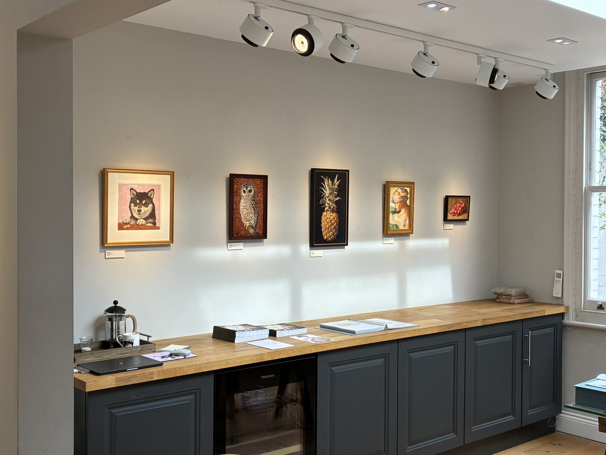 MakotoOji's tweet photo. ロンドンでの個展が始まりました！
感無量です。
拙い英語でお客さんともお話して、楽しい1日でした。
今日は夕方からレセプションパーティーです！
「MAKOTO OJI SOLO EXHIBITION」
9月19日まで10:00〜18:00
THE GALLERY GREEN &amp; STONE
https://t.co/lDihYTah56
#greenandstonegallery #london #art https://t.co/BiU6gMGUOd