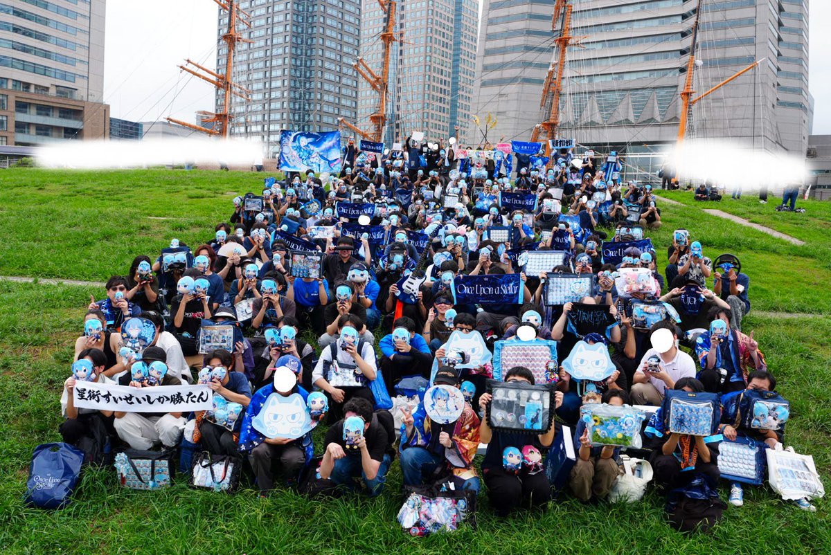Comet_Observers's tweet photo. ☄️すいちゃんへ☄️

星街すいせい様 アリーナツアー”Once Upon a Stellar” 横浜Day.1にて、星詠みで集合写真撮影をしました！！
雨予報でしたがライブパワーで晴れです！！
ライブ全力で応援するぞぉぉぉぉぉぉぉぉぉぉぉぉぉ！！！！！💪🔥

#きらめくほしまち https://t.co/fq0swwtnwp