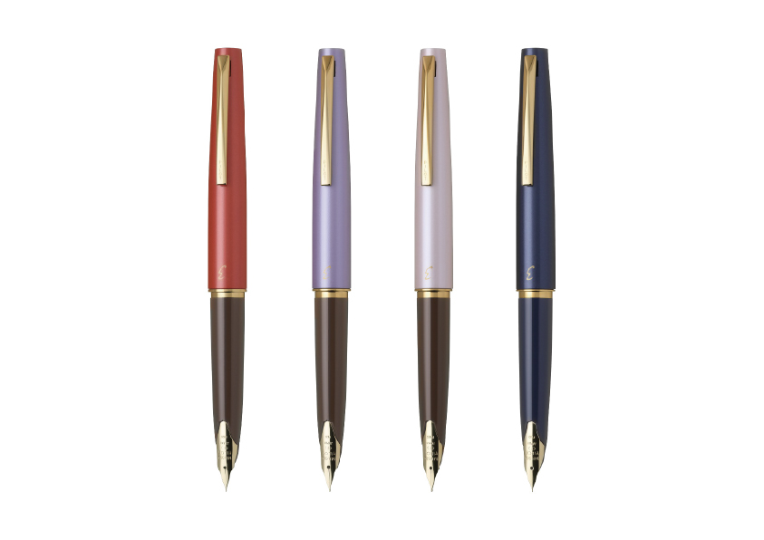 PilotPenJP's tweet photo. こんにちは、PILOTの滑書です👓

＼🎉2026年10月発売予定🎉／
『エリート95S』シリーズに、新色3色と限定色1色を追加発売します🖋️

ルーツのひとつである「エリートS」は、シャツのポケットに収まり、携帯性に優れたショートサイズ万年筆として1968年に登場しました。

今回は、「小さなページに、ゆたかなひとときを」をコンセプトに、ミニマルな手帳にやさしく彩りを添える「ほおずき」「ふじ」「さくら」と、限定色「藍」の4色を採用しました📔✨

洋服に合わせてバッグや小物を選ぶように、手帳との調和を愉しめるカラーリングの『エリート95S』。
みなさまはどのカラーがお気に入りですか？😊