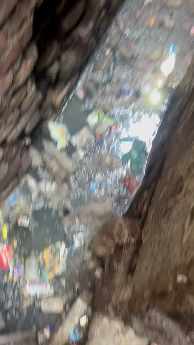 Ashisingh_99's tweet photo. @rajarahebarkhan Santacruz West - Gazdhar BandhSalim Garage जवळ गटाराचे पाणी बाहेर येत आहे.गल्लीत कचरा आणि दुर्गंधीयुक्त पाणी साचलेले आहे. लोकांना चालणेही कठीण झाले आहे. आरोग्यासाठी मोठा धोका आहे.कृपया @mybmcWardHW / स्थानिक अधिकारी तातडीने लक्ष द्या आणि गटार स्वच्छ करा. https://t.co/oWk4aCb5ip