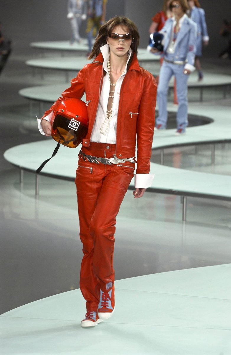 LuxoraWorld's tweet photo. Karl Lagerfeld’s vision for Chanel Spring 2002 RTW was truly something else. https://t.co/Wsw8BaDYd7
