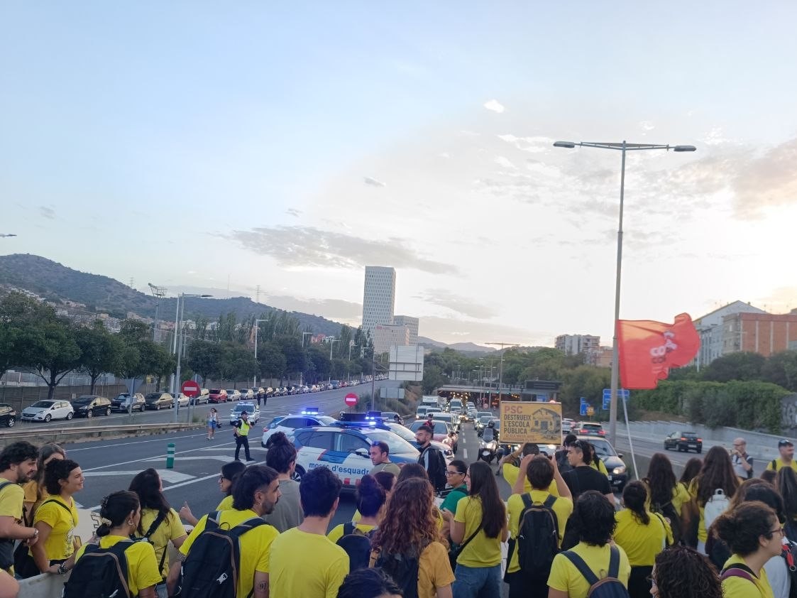 LaIntersindical's tweet photo. ✊TOTHOM A LA VAGA EDUCATIVA!
📚Per una educació pública, inclusiva i en català!
⚖️Per unes condicions laborals dignes!
👤Perquè ens falten mans!
@InterEducacio https://t.co/MA44zBTuP8