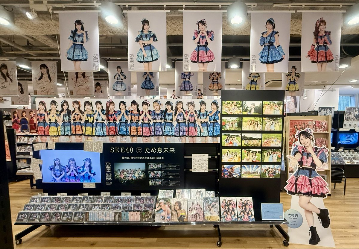 T_EBISUBASHI's tweet photo. 💖🐆#NMB48🐆💖

48グループファン集合🕌
NMB48の自称聖地に #AKB48 #SKE48 のプチ聖地コーナーがそろい踏み💕

3グループの大展開が一気見できるのは13日(日)まで
こんなタイミングは激レア🌠
どこ見てもみんなかわいすぎて目が幸せです😭

この機会にぜひご来店お待ちしております🙏

※センター3人の等身大スタンディで遊んでみました😜

#好きish #ため息未来 #初めてのオール
#伊藤百花 #大村杏 #塩月希依音