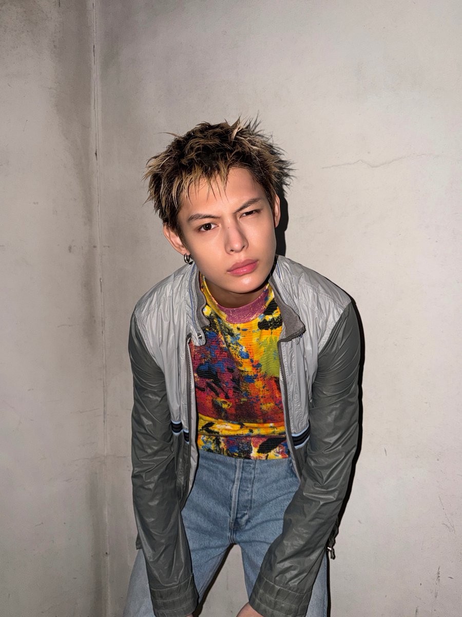 Jzammes's tweet photo. There’s something about this angle that makes the whole look feel effortlessly chaotic, letting the messy hair, loud shirt, and unhinged little expression do all the talking instead of trying too hard to look composed—but clearly, subtlety was never the plan. https://t.co/gnCZiEsp8h