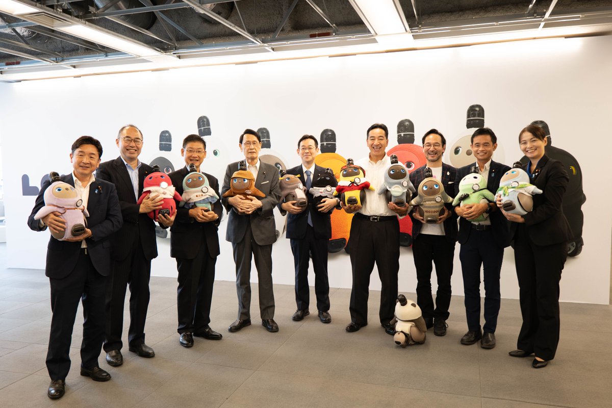 GROOVEXInc's tweet photo. ＜GROOVE X INFO＞
ロボット議員連盟の皆さまに、LOVOTに触れていただきました。人との関係形成を行う「リレーショナル・フィジカルAI」であるLOVOTを、日本発の産業として育てていけるよう、これからも取り組んでまいります。
 #リレーショナルフィジカルAI https://t.co/q1lTqA9lIf