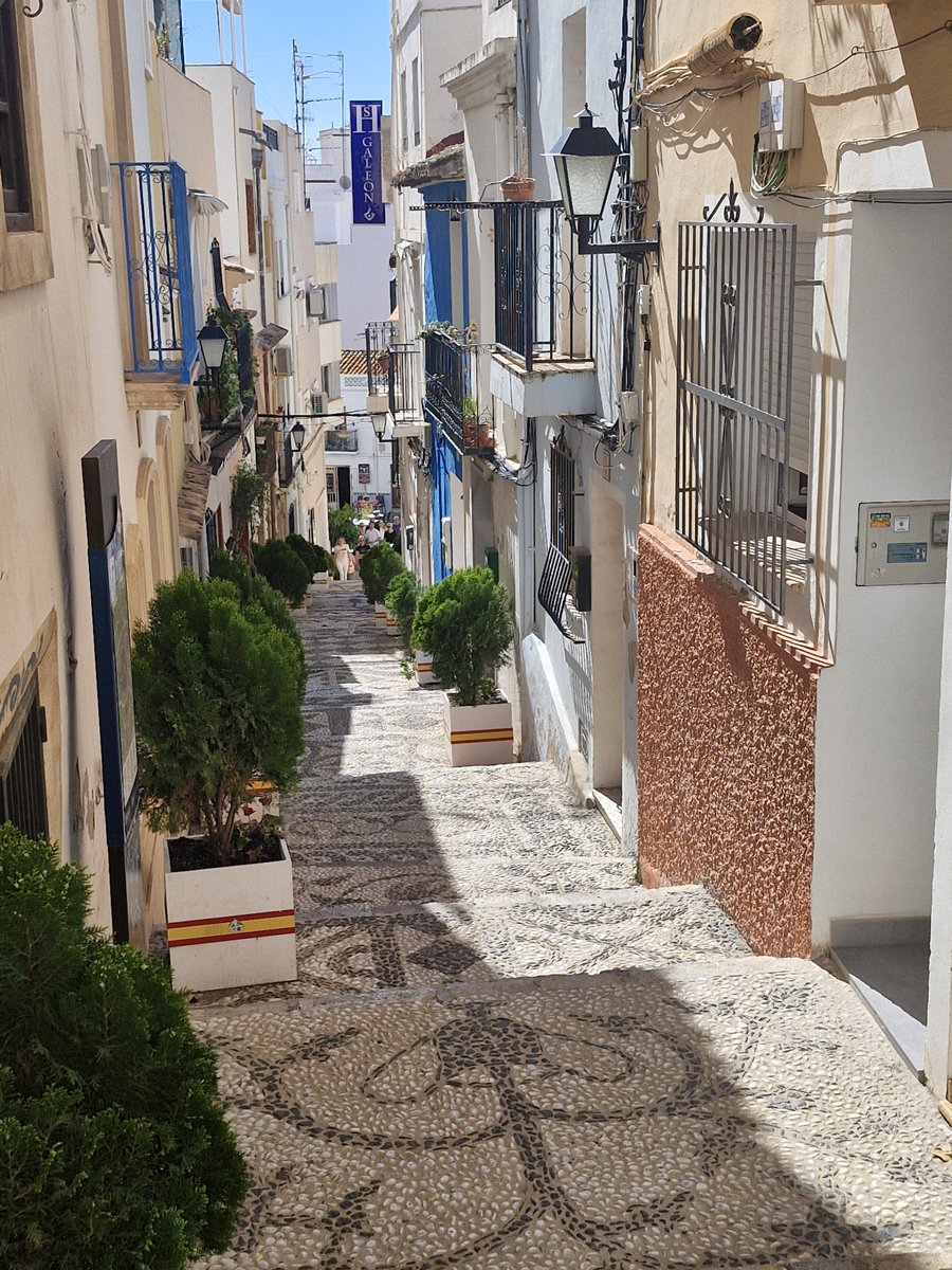 BrigidWalsh10's tweet photo. The narrow cobblestone 'backstreets' in the historic old town of Calpe Spain 
#DailyPictureTheme 
@DailyPicTheme2 https://t.co/icZkrcatRc
