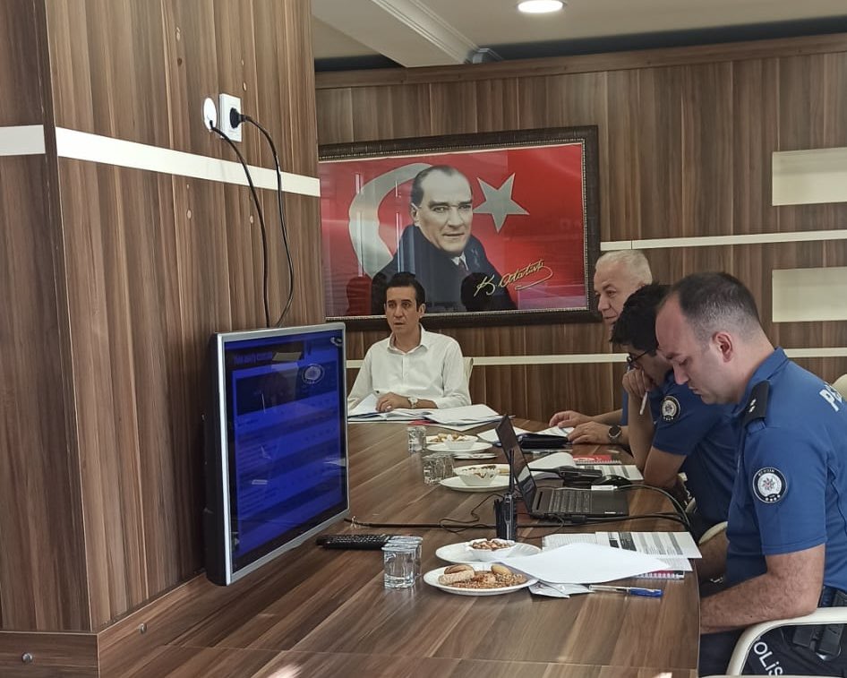 Bozyazikaymklgi's tweet photo. 📌 Kaymakamımız Sayın Dr. Tuncay Topsakaloğlu başkanlığında, Kaymakamlık Toplantı Salonu’nda Asayiş ve Güvenlik Toplantısı gerçekleştirildi.

https://t.co/HgUgWJSqa4 https://t.co/WBKbHBnuDX
