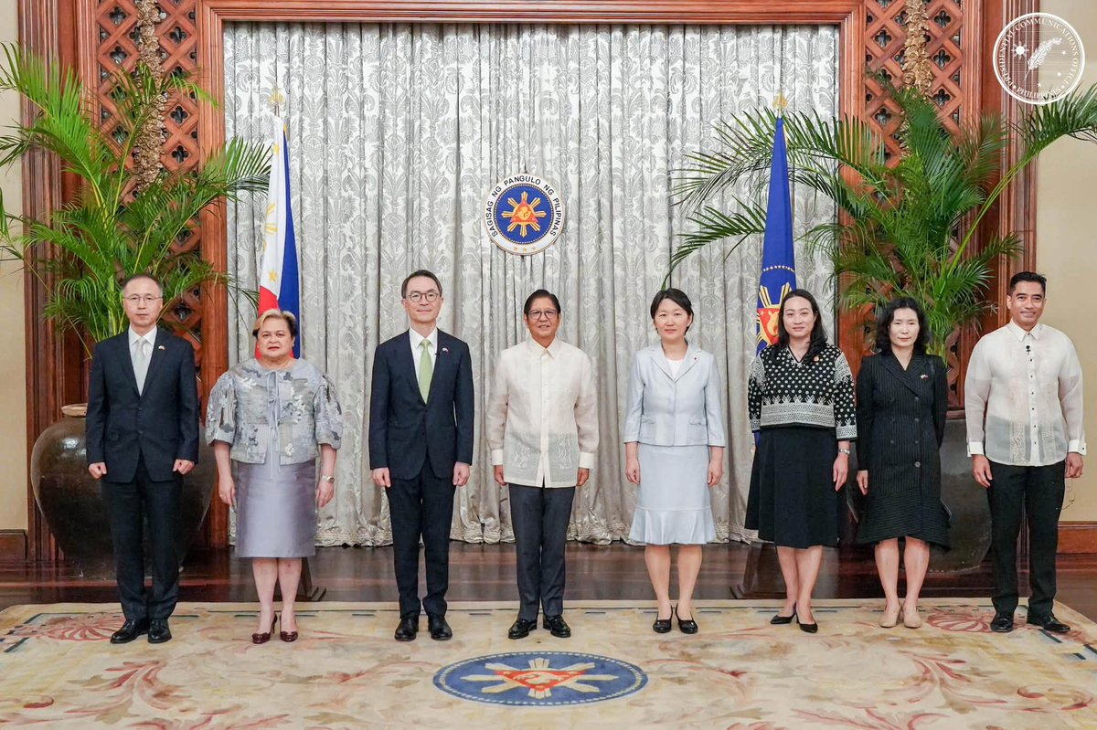PIADesk's tweet photo. Mas matibay na ugnayan, mas malalim na kooperasyon 🇵🇭🇰🇷

Tinanggap ni Pangulong @bongbongmarcos ang credentials ni Ambassador-designate Lee Dong-gy sa Malacañan Palace.

#BagongPilipinas #IntegratedStateMedia #ISM https://t.co/nVtTX3gJ1z