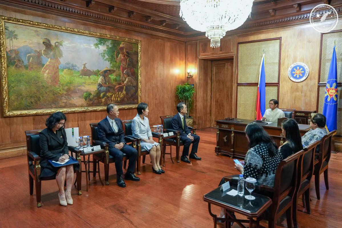 PIADesk's tweet photo. Mas matibay na ugnayan, mas malalim na kooperasyon 🇵🇭🇰🇷

Tinanggap ni Pangulong @bongbongmarcos ang credentials ni Ambassador-designate Lee Dong-gy sa Malacañan Palace.

#BagongPilipinas #IntegratedStateMedia #ISM https://t.co/nVtTX3gJ1z