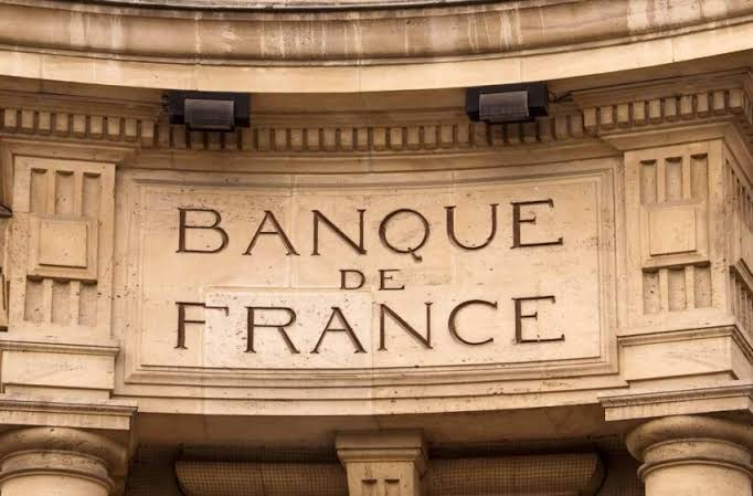 LouFrance75's tweet photo. Continuons sur la gabegie "Banque de France" :

8800 fonctionnaires qui nous coutent chacun 8 800 euros/ mois, soit 1 milliard d'euros/an.

Ils cotisent 11% de leur salaire à une caisse de retraite.
Ils bénéficient de 75% de leur salaire à leur retraite

Retraite calculée sur les 6 derniers mois pour les fonctionnaires, et 25 dernières années pour les salariés du privé.

Il est très clair que le public bénéficie d'avantages monstrueux par rapport au privé qui est obligé de financer ces fameux avantages.