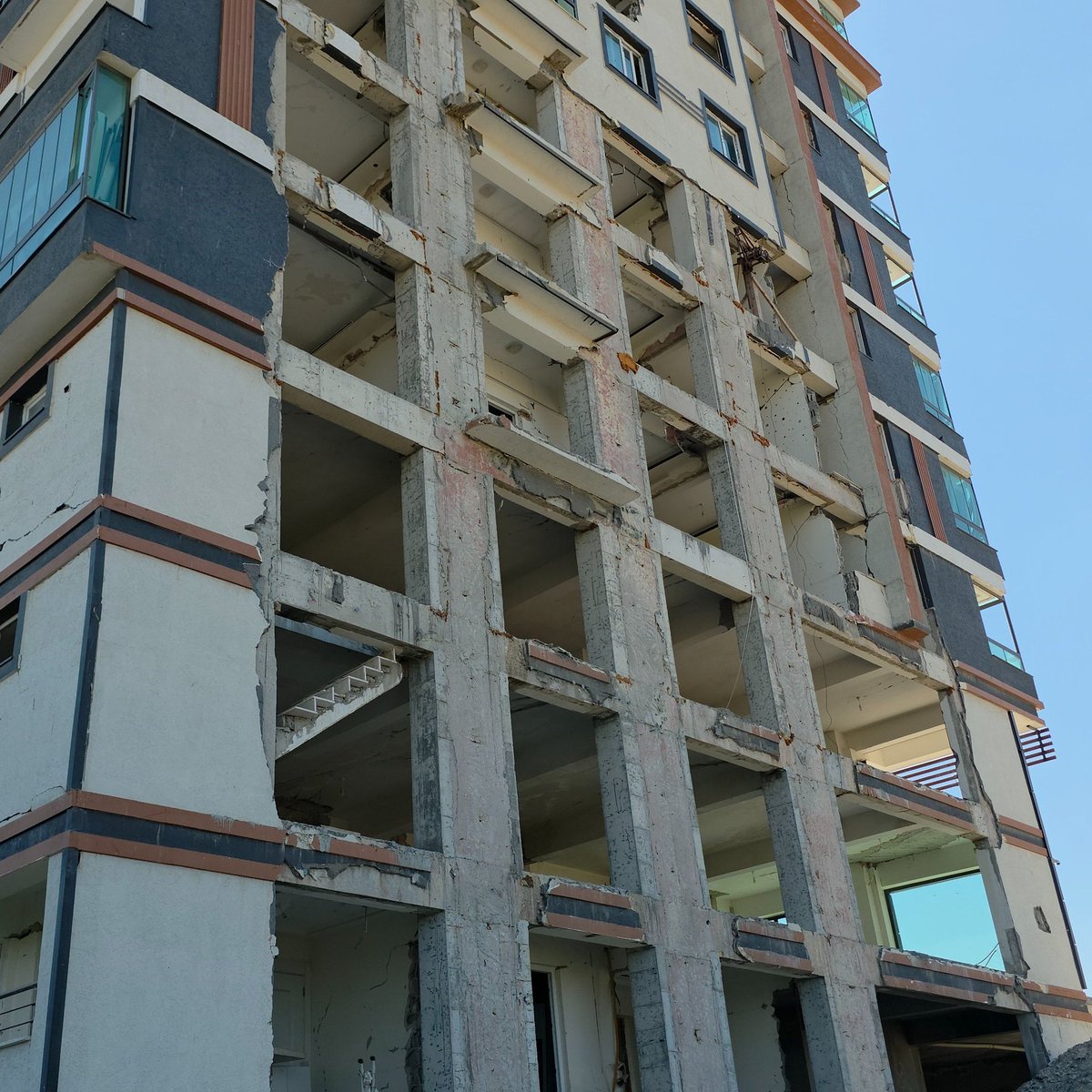 haberdedektif's tweet photo. Hatay'da 6 Şubat depremlerinde ağır hasar alan 8 katlı bina, müteahhittin itirazları sonrası orta hasarlıya çevrildi.

Apartmanda dairesi bulunan vatandaşlar, güçlendirilmesine karar verilen binada yaşamak istemediklerini açıkladı. https://t.co/S4wkx5m82X