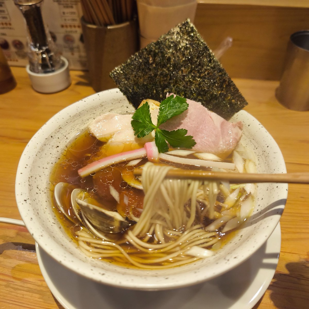 ttk_infomation's tweet photo. むぎとオリーブ 銀座本店

貝出汁ラーメン　1,800円

時間があまり無く
食べログの評価が高かったので
入ってみたが⋯

インバウンド向けかなぁ

私はもう少し繊細さを求めたいです

03-3571-2123
東京都中央区銀座6-12-12 銀座ステラビル 1F
https://t.co/DQIIL7o2tc https://t.co/pzvlkxZha3