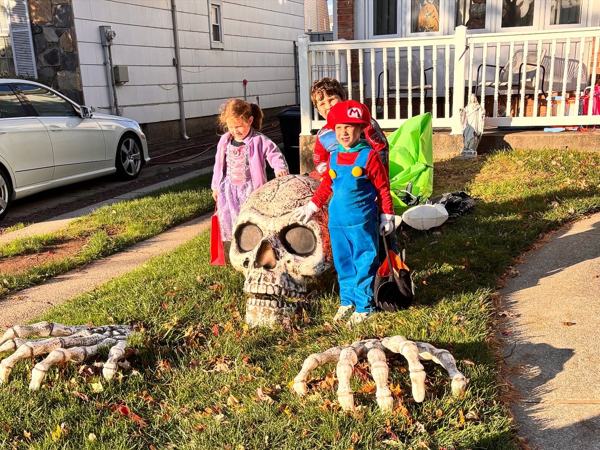 StephanyKoad's tweet photo. Happy Halloween https://t.co/GrfP7UyTsA