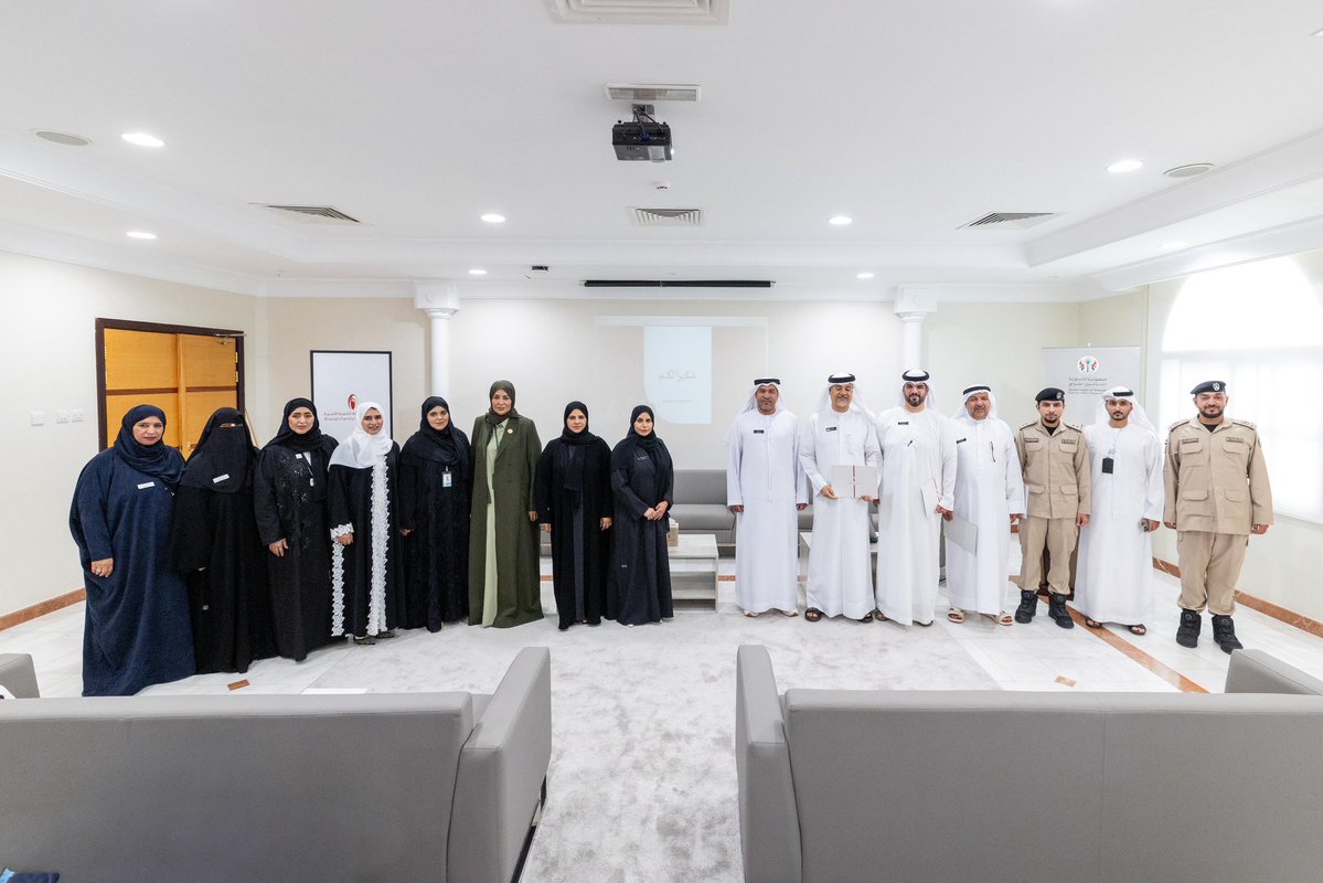 pcdibbahisn's tweet photo. في إطار مبادرات عام الأسرة، وتعزيزًا لمفهوم الشراكة المجتمعية الفاعلة مع المؤسسات، استضاف مجلس أولياء أمور الطلبة بمدينة دبا الحصن التابع لدائرة شؤون الضواحي وبالتعاون مع مؤسسة الشارقة للتنمية الأسرية، مشروع (شركاء في بناء الأسرة) الهادف إلى نشر الوعي وتعزيز التوازن الأسري. https://t.co/dPc30uOdhE