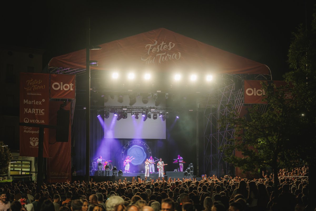 Olotuit's tweet photo. #FdT26 | 🎉🎶 Esteu a punt per al cinquè dia de
@FestesdelTura?  

👉Consulteu totes les activitats a https://t.co/VwGLks5g8b   
📲 I abans, us deixem algunes de les imatges d'ahir.   
#FdT #Olot https://t.co/foXawPctvc
