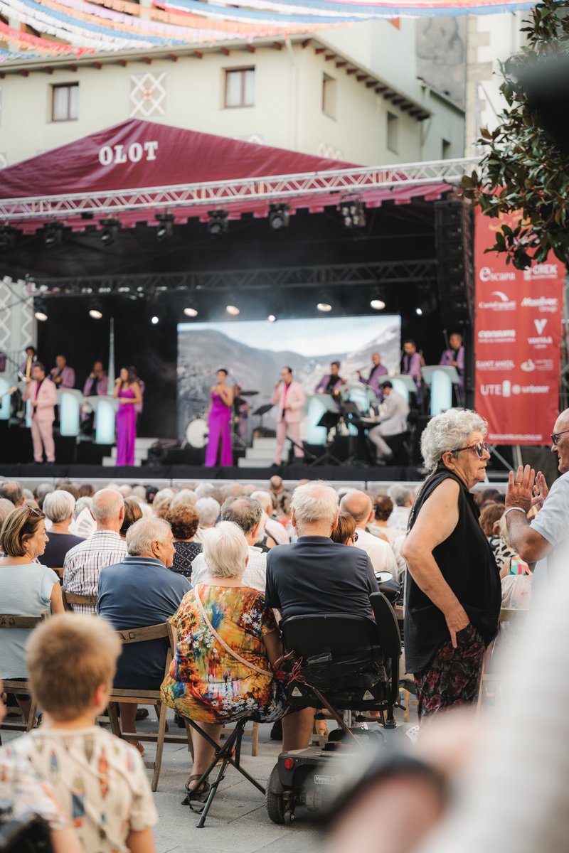 Olotuit's tweet photo. #FdT26 | 🎉🎶 Esteu a punt per al cinquè dia de
@FestesdelTura?  

👉Consulteu totes les activitats a https://t.co/VwGLks5g8b   
📲 I abans, us deixem algunes de les imatges d'ahir.   
#FdT #Olot https://t.co/foXawPctvc
