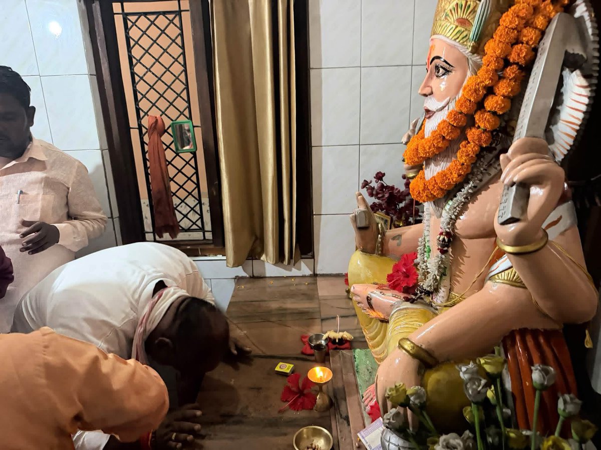 hanshraj4bjp's tweet photo. आज दिनांक 08/09/2026 को हरीटोला हाटा, जनपद कुशीनगर स्थित श्री विश्वकर्मा मंदिर के पावन प्रांगण में दर्शन-पूजन कर भगवान श्री विश्वकर्मा जी का आशीर्वाद प्राप्त किया,

इस अवसर पर मंदिर परिसर का निरीक्षण कर व्यवस्थाओं का जायजा लिया तथा मंदिर की आवश्यकताओं एवं श्रद्धालुओं की सुविधाओं के संबंध में जानकारी प्राप्त की,

भगवान श्री विश्वकर्मा जी की कृपा सभी पर बनी रहे और क्षेत्र में सुख, समृद्धि एवं खुशहाली का वास हो..!!