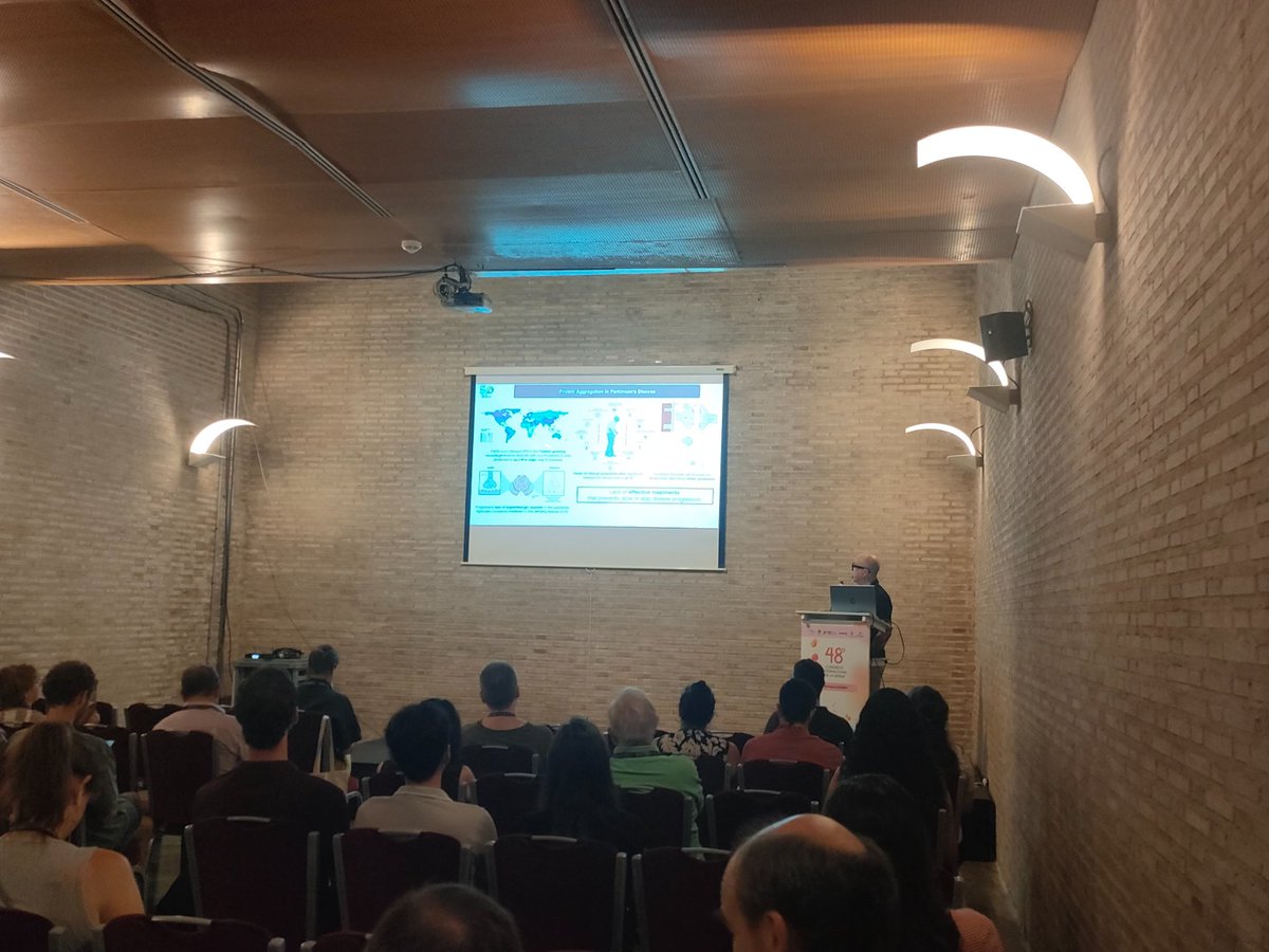 SEBBM_es's tweet photo. Salvador Ventura @PPMC_UAB toma la palabra en el inicio de este #Simposio4 para hablarnos de:
“A structure-based approach to tackle amyloid aggregation in Parkinson's disease”
#48CongresoSEBBM @universitatURV https://t.co/Ptcfkh7Wv6