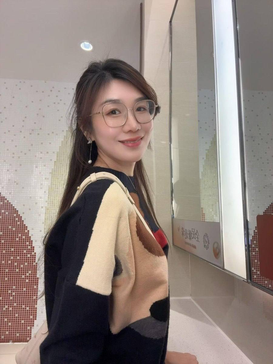 0MpX0rSY77B3EQR's tweet photo. 我今天累到发呆，一个人坐在咖啡店，有人过来问 "拼个桌？"，是想搭讪还是我多想了？ https://t.co/1sSd0On9rP