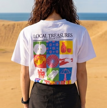 tottori_iju's tweet photo. ＼#鳥取県×#BINGOYA オリジナルTシャツ再販決定😍／
県庁ポロシャツコレクションにてグランプリを受賞した『TOTTORI SOUVENIR TEE』を再販します✨
自分に1枚、誰かに1枚。#Tシャツ から「 #鳥取LOVE💛」を広めよう🌈
締切は9/14（月）まで！ご注文はこちらから👉https://t.co/yVelF8V7V1 
#鳥取土産 https://t.co/NvHxaBiNJF