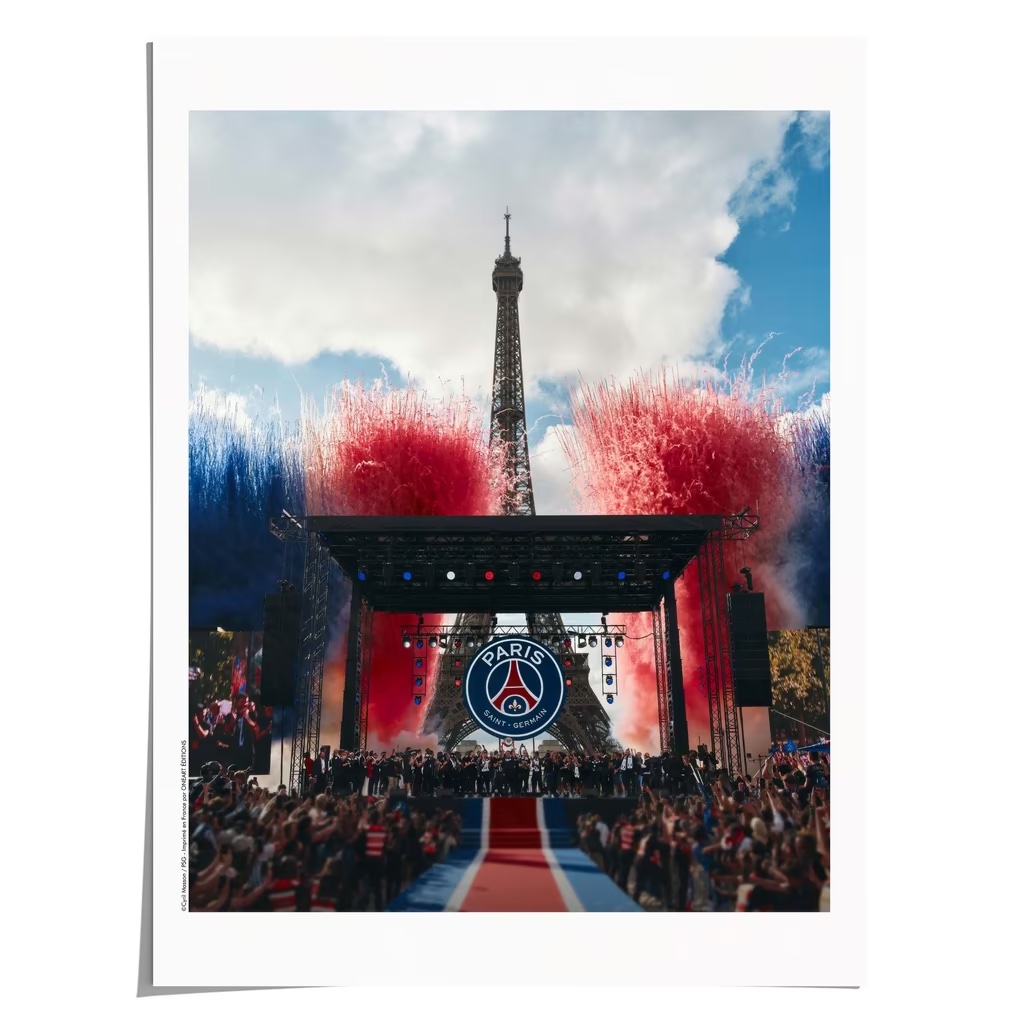 Sneakerologue's tweet photo. AD: Le PSG célèbre le retour de la Champions League avec une collection vêtements

Pull: https://t.co/c1xhBpOzTL

T-shirt UCL 30 Mai:
Black: https://t.co/umcWbz4TF6
White: https://t.co/Zy9NS4VLJl

Affiche: https://t.co/7KH5l69rA7 https://t.co/LYBAm9un8t