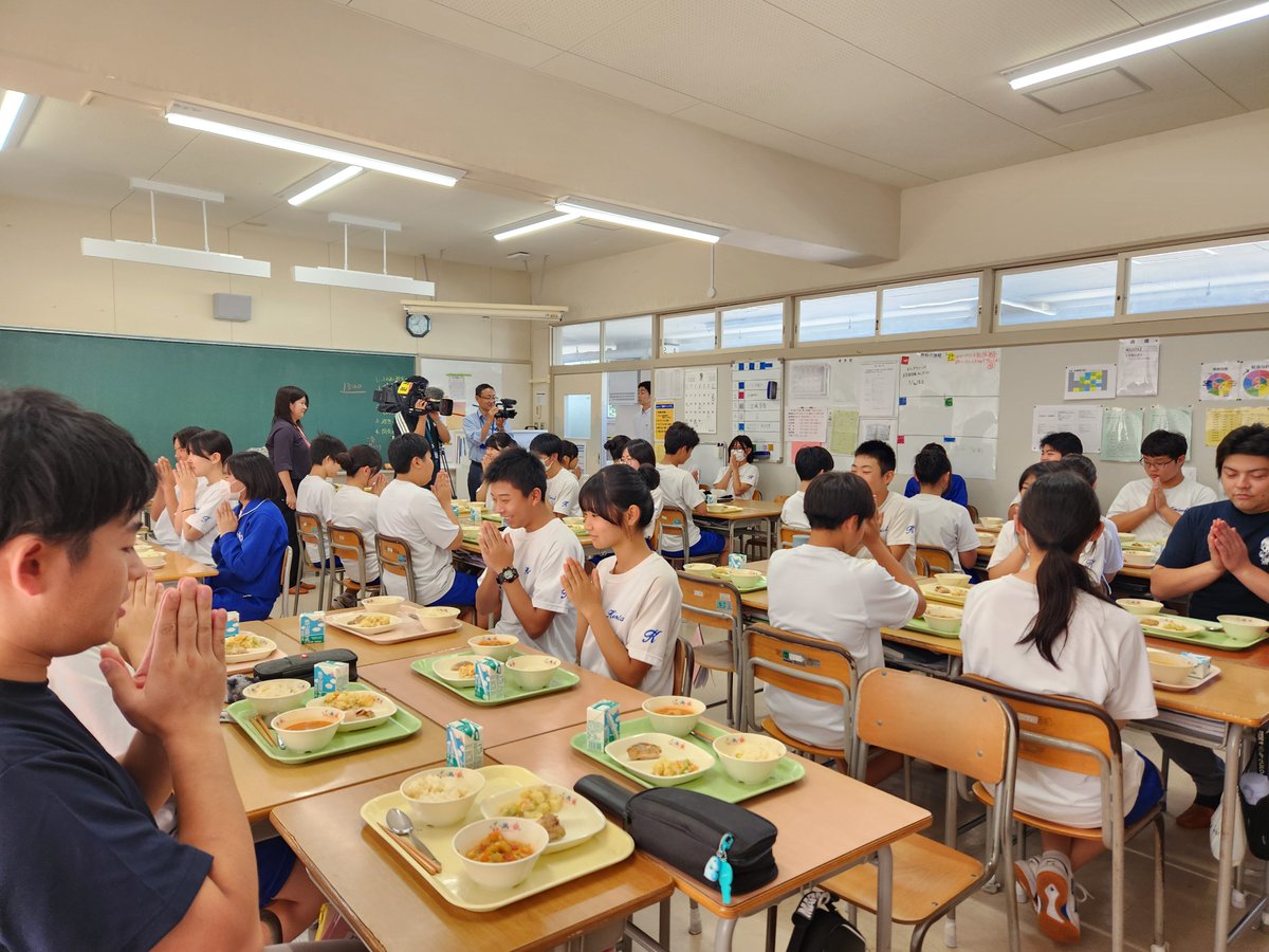 jumonjichicken's tweet photo. 金田一中学校の2学年の生徒の皆さんと食育交流事業を実施しました！

工場見学では岩手県北のことや鶏肉の製造工程について学びました！

その後の｢ふれあい給食｣では当社のブランド鶏「菜彩鶏」を使ったメニューを一緒に味わいました🍽️✨

#��育交流 https://t.co/vRPbZsoMkL